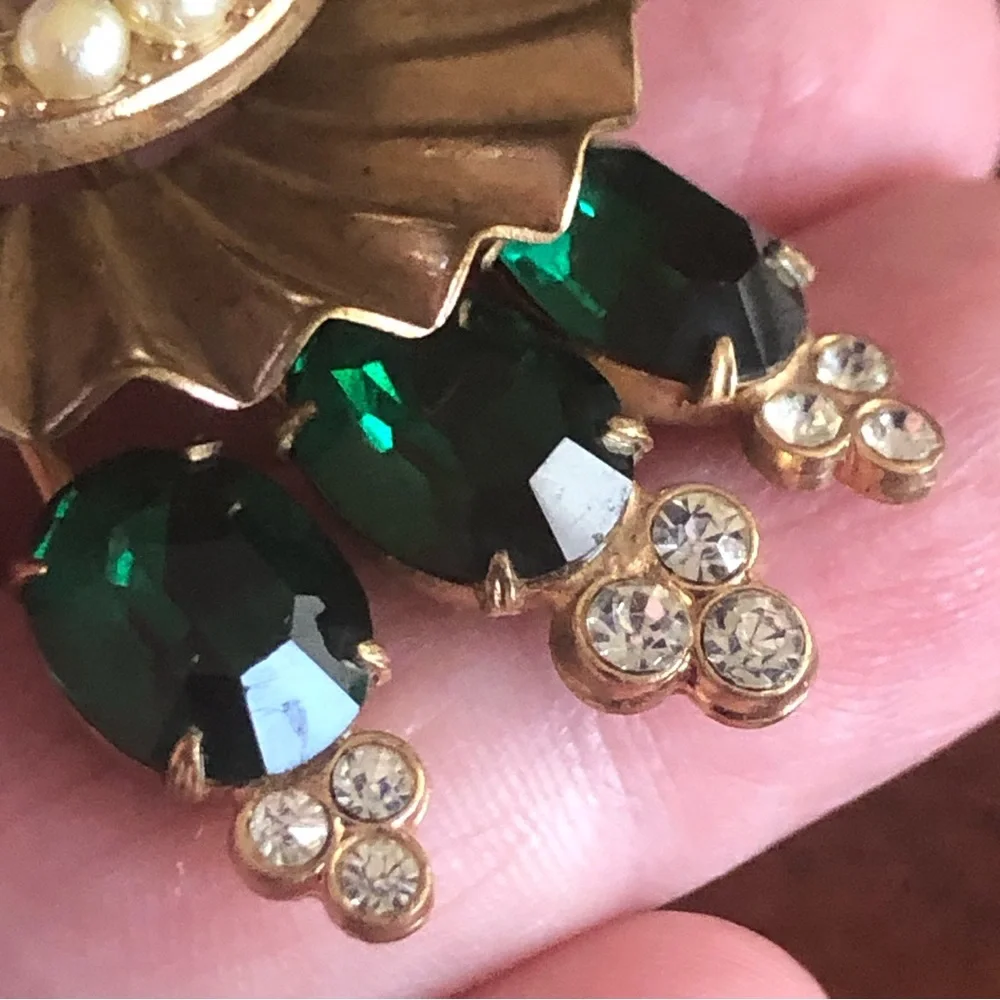 Antique art deco emerald stone pearl accent brooch pin
